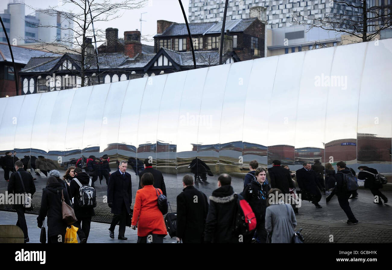 Sheffield, la città dell'acciaio, riflette il suo famoso titolo di 'Cutting Edge', una scultura lunga 81 metri realizzata in acciaio inossidabile lucidato a specchio, eretta in Piazza Sheaf come parte della riqualificazione del centro della città. Foto Stock