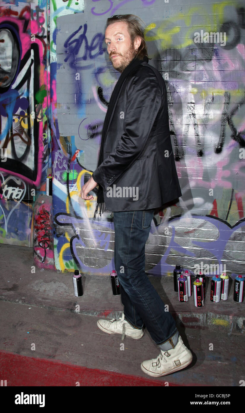 Rhys Ifans in arrivo per la UK Film Premiere di 'Banksy: Uscita attraverso il negozio di articoli da regalo', al Leake Street Tunnel a Waterloo, Londra. Foto Stock