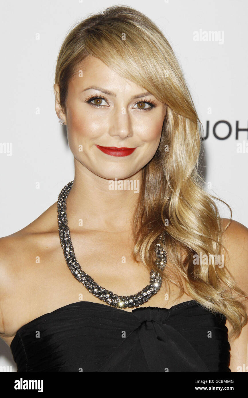 Stacy Keibler arriva per il 18° Elton John AIDS Foundation Party per celebrare l'82° Academy Awards al Pacific Design Center di Los Angeles. Foto Stock