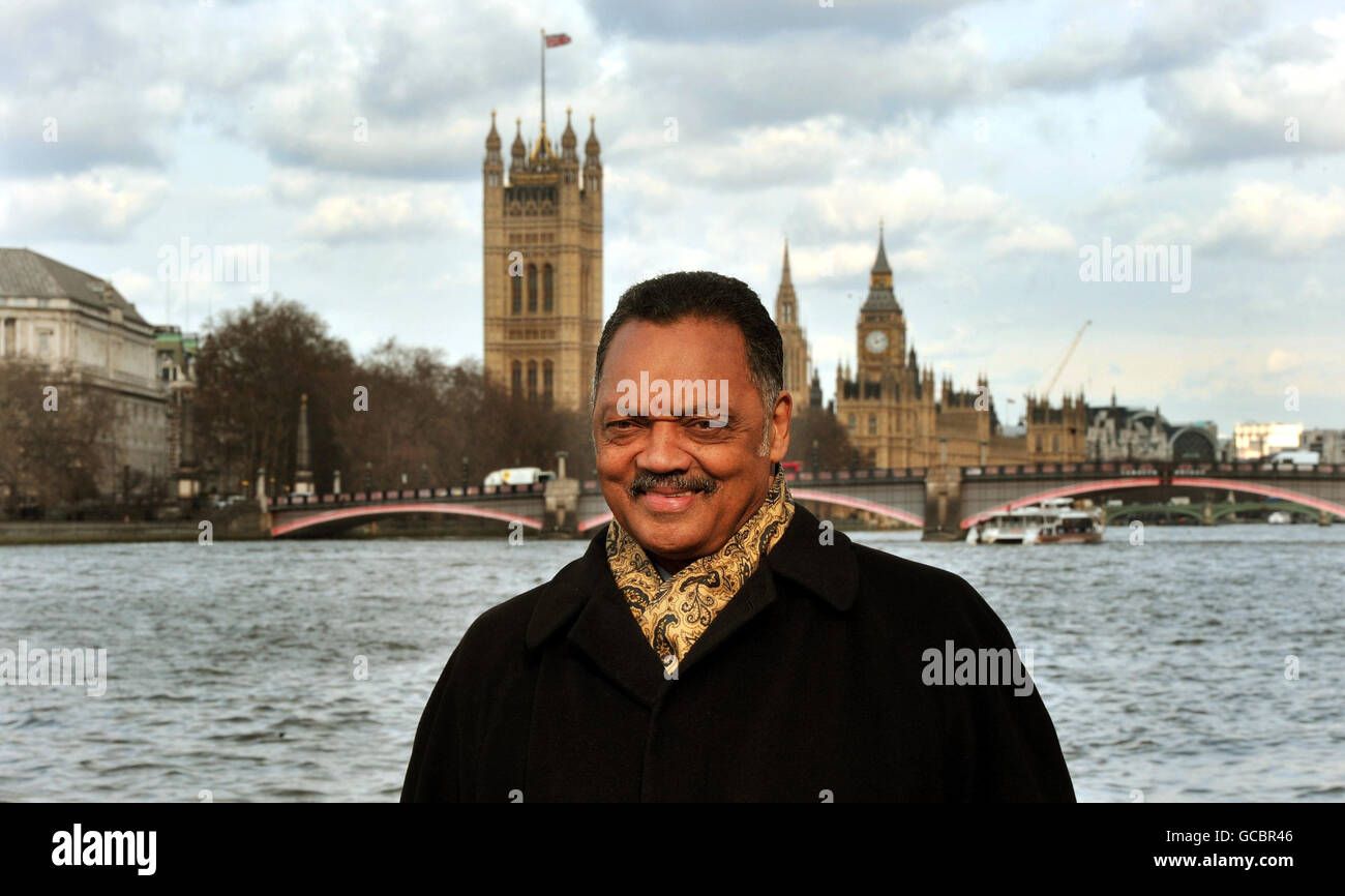 Il reverendo Jesse Jackson, attivista statunitense per i diritti civili, si trova sulla riva del Tamigi a Lambeth, a sud di Londra, dopo aver lanciato l'operazione Black Vote, che inviterà i membri delle minoranze etniche a registrarsi per votare alle prossime elezioni generali del Regno Unito. Foto Stock