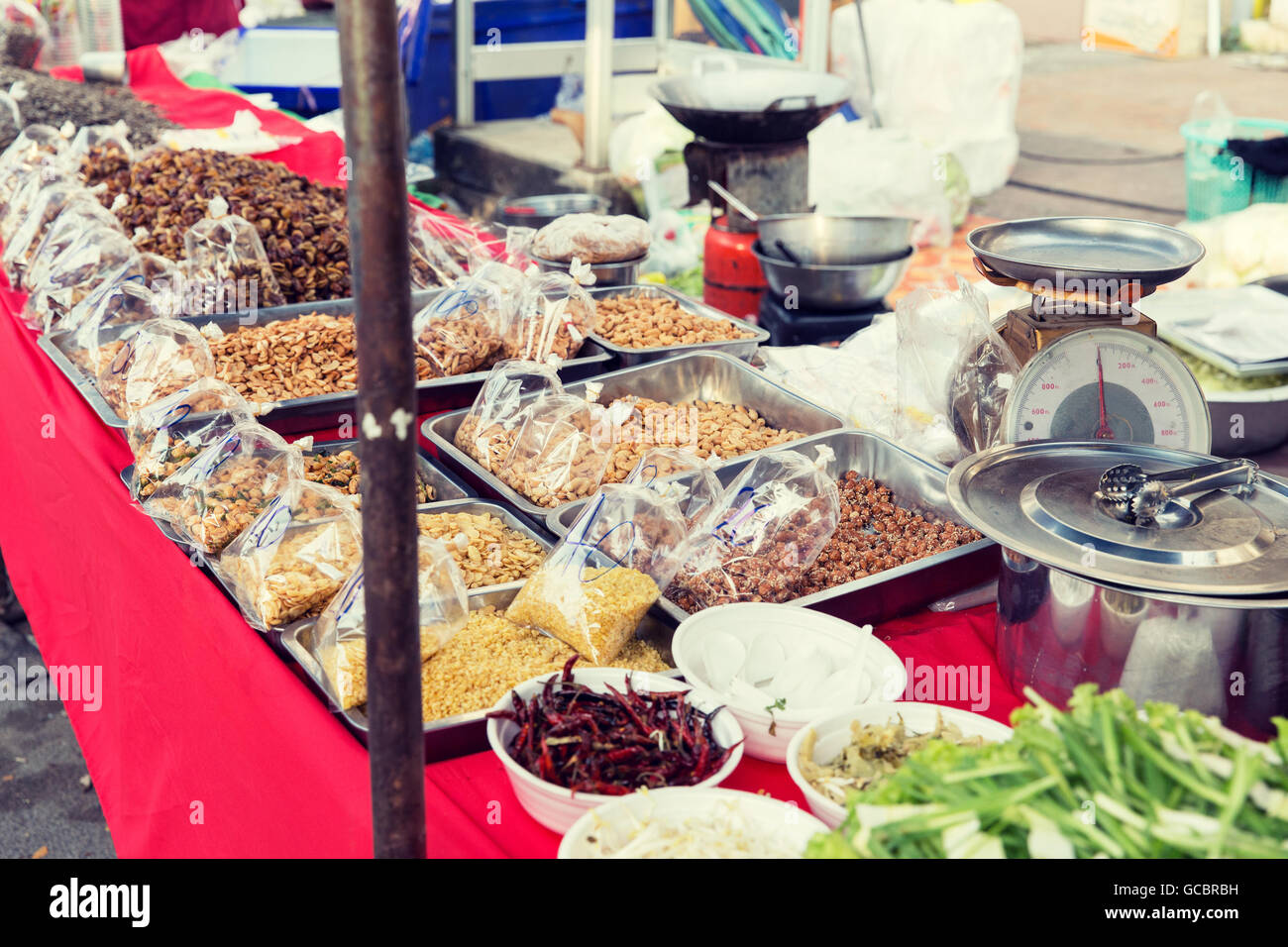 I dadi e le spezie vendita a asian street market Foto Stock