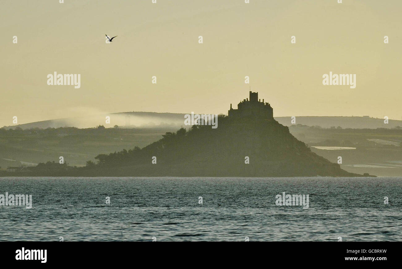 La nebbia scorre sulle colline dietro il monte St Michael's Mount, Cornovaglia, in prossimità della mattina di primavera. Foto Stock