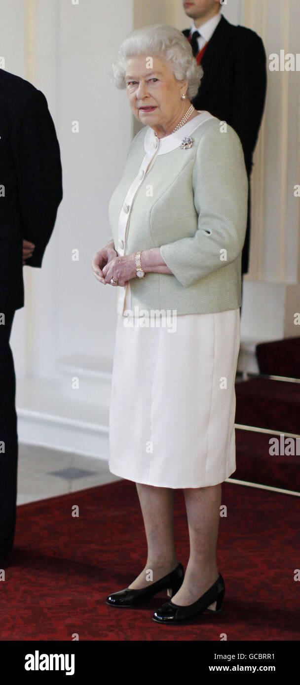 La Regina Elisabetta II della Gran Bretagna addio al presidente sudafricano Jacob Zuma, (non nella foto), a Buckingham Palace a Londra l'ultimo giorno della sua visita di Stato. Foto Stock