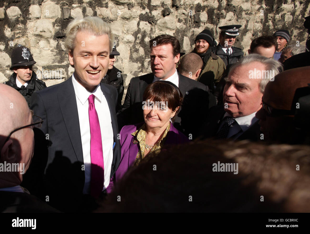 L'ala destra dell'olandese MP Geert Wilders (a sinistra) arriva a 1 Abbey Gardens, Londra, con Lord Pearson di Rannoch (a destra), rappresentante dell'UKIP nella Camera dei Lord e Baronessa Cox (al centro). Foto Stock