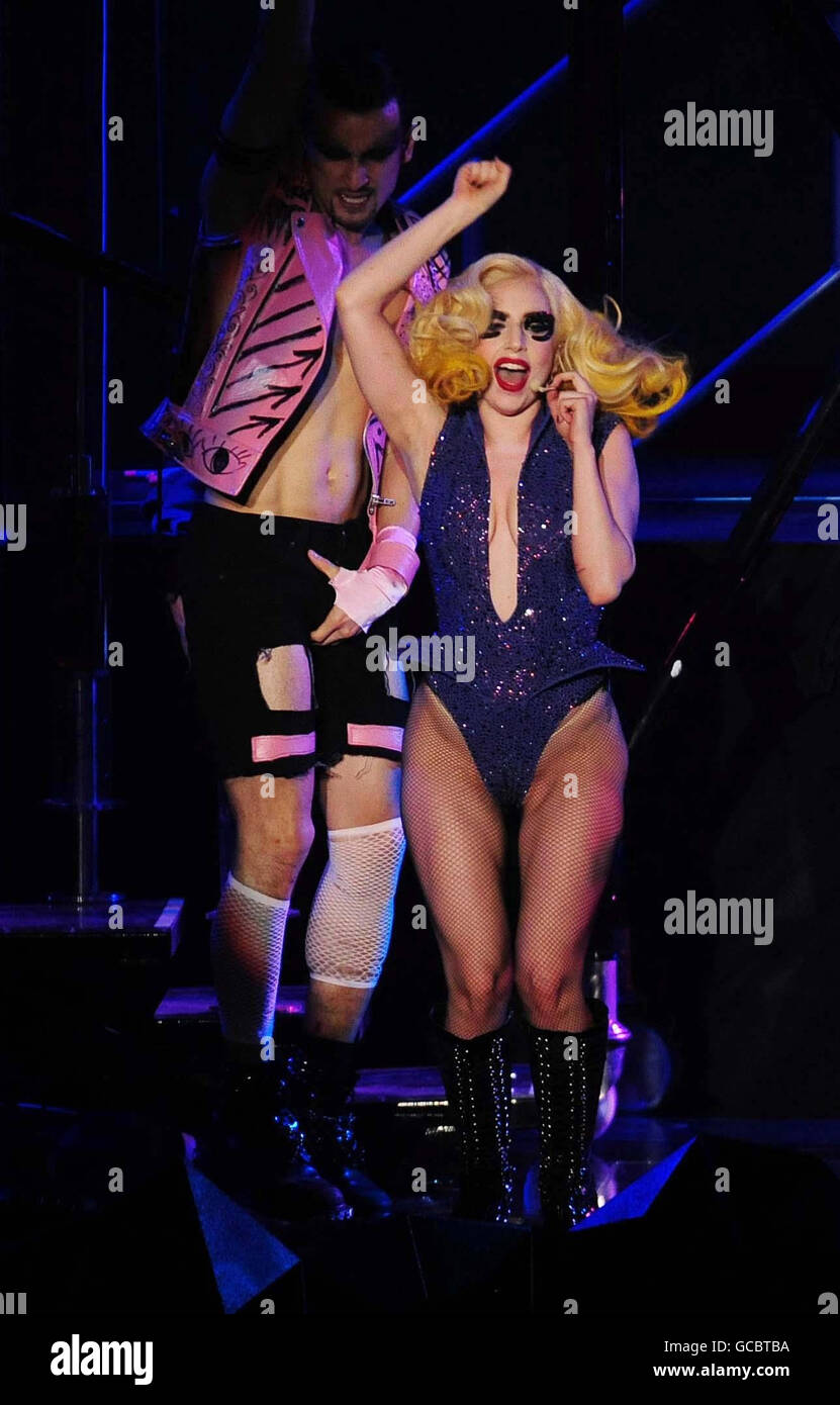 NOTA LIMITAZIONI: Le foto scattate a Lady Gaga sono esclusivamente ad uso pubblicitario in relazione all'evento sopra menzionato e possono essere pubblicate tra il 5 marzo 2010 e il 5 aprile 2010 inclusi. L'uso previsto delle fotografie al di fuori di questo periodo deve essere prima approvato per iscritto dal dipartimento di pubblicità Polydor. Queste fotografie possono essere utilizzate esclusivamente per la stampa stampata e online, e assolutamente non per altri usi, inclusi marketing o merchandising. Lady Gaga si esibisce sul palco in concerto presso la LG Arena di Birmingham. Foto Stock