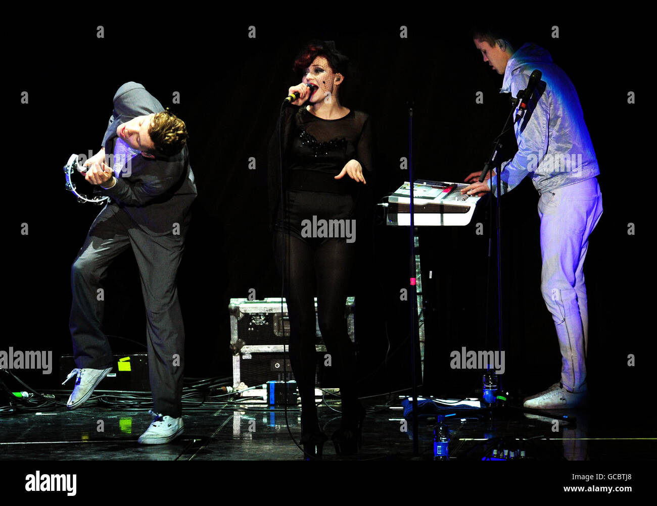 Alphabeat sostiene Lady Gaga in concerto alla LG Arena, Birmingham. Foto Stock