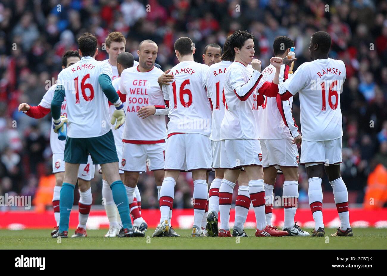 Calcio - Barclays Premier League - Arsenal / Burnley - Emirates Stadium. I giocatori dell'Arsenal indossano magliette che dicono "Get Well Soon" prima del gioco Foto Stock