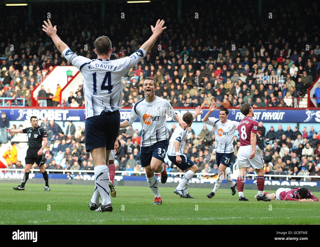 Kevin Davies di Bolton Wanderers (a sinistra) si congratula con il compagno di squadra Jack Wilshere (centro) dopo aver segnato il secondo obiettivo del gioco Foto Stock