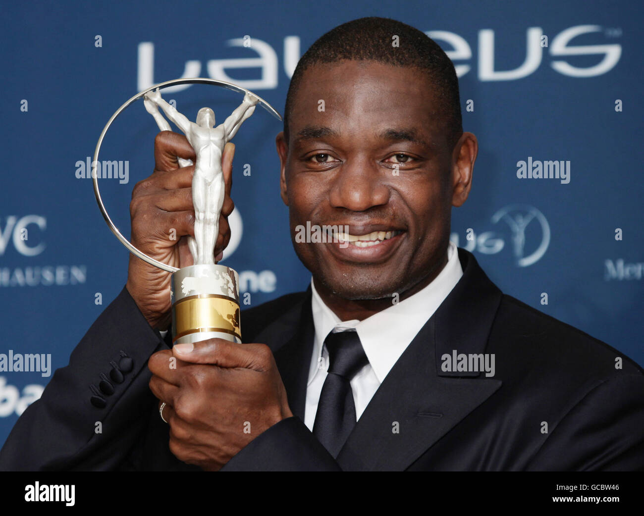 Il cestista americano Dykembe Mutombo, dopo aver vinto il Premio Laureus Sport for Good, all'Emirates Palace Hotel di Abu Dhabi. PREMERE ASSOCIAZIONE foto. Data immagine: Mercoledì 10 marzo 2010. Il credito fotografico dovrebbe essere: Yui Mok/PA Foto Stock