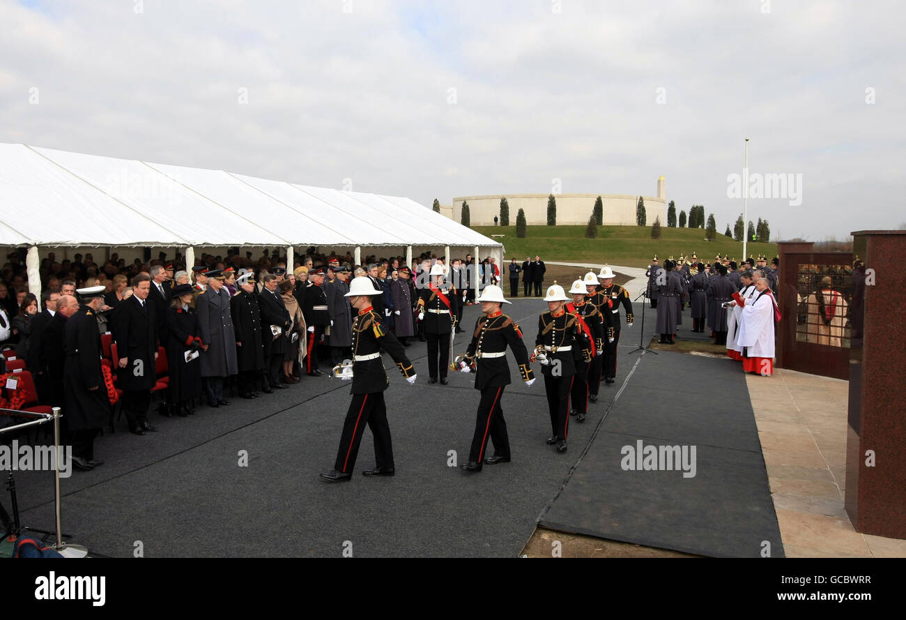 I membri della famiglia del personale di servizio e dei dignitari caduti si trovano al Basra Memorial Wall presso il National Memorial Arboretum vicino Alrewas nello Staffordshire, durante un servizio per ridedicare il muro dopo che è stato spostato da Basra, Iraq. Foto Stock