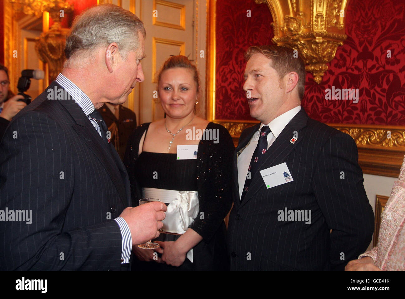 Il veterano della Guerra del Golfo James Saunders (a destra) incontra il Principe del Galles alla Clarence House dove ha lanciato l'appello dello stress da combattimento "The Enemy Win". Foto Stock