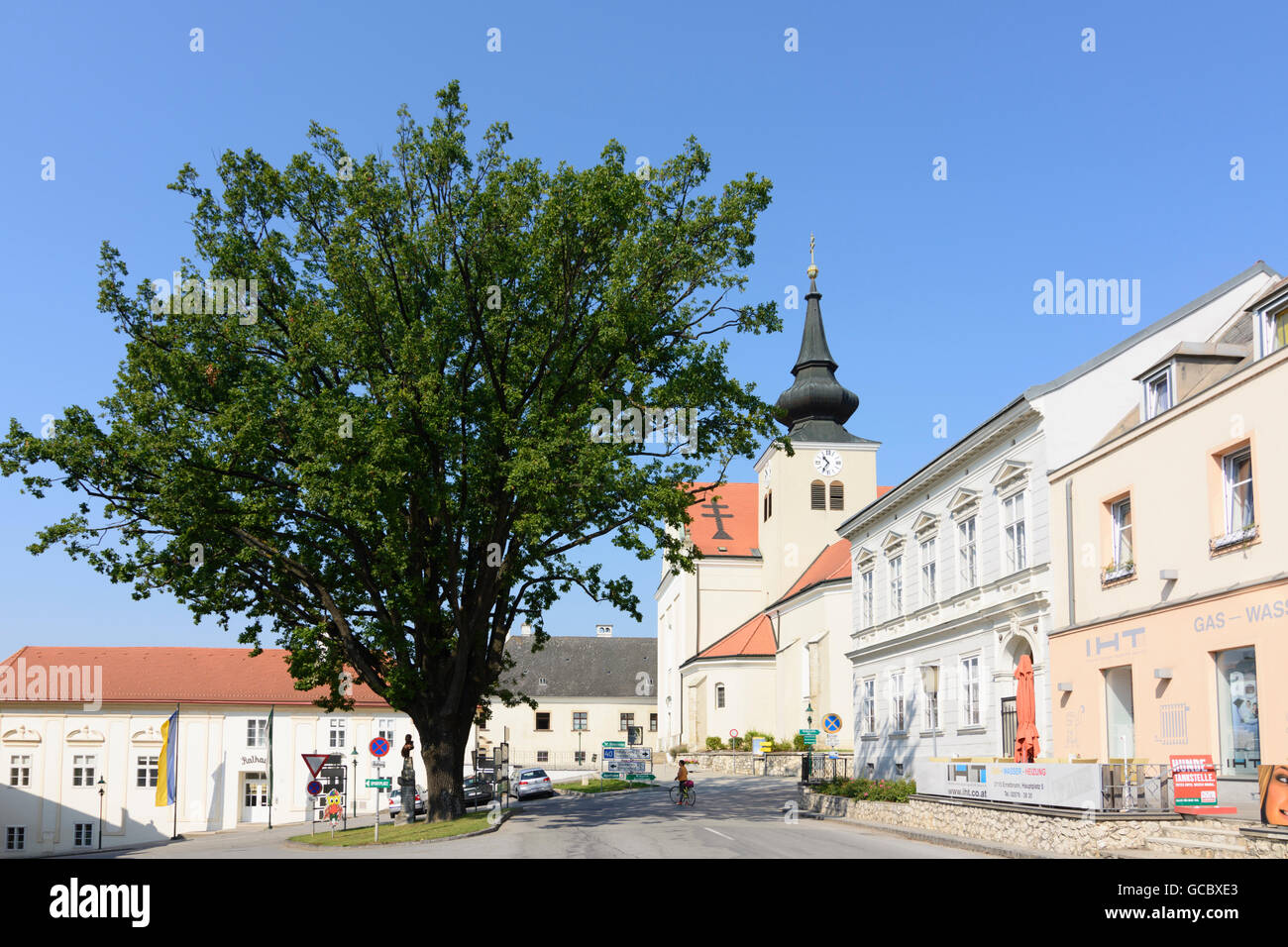 Ernstbrunn piazza del mercato, chiesa, municipio Austria Niederösterreich, Austria inferiore Weinviertel Foto Stock