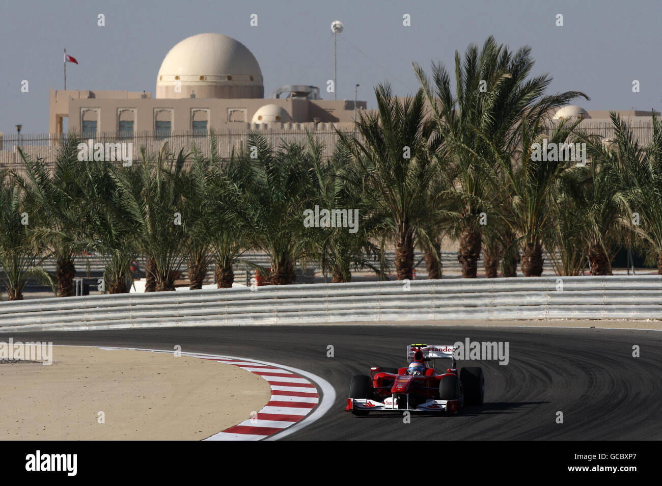 Il pilota ferrarista Fernando Alonso si è recato alla vittoria durante il Gran Premio del Golfo del Bahrain al circuito Internazionale del Bahrain a Sakhir, Bahrain. Foto Stock