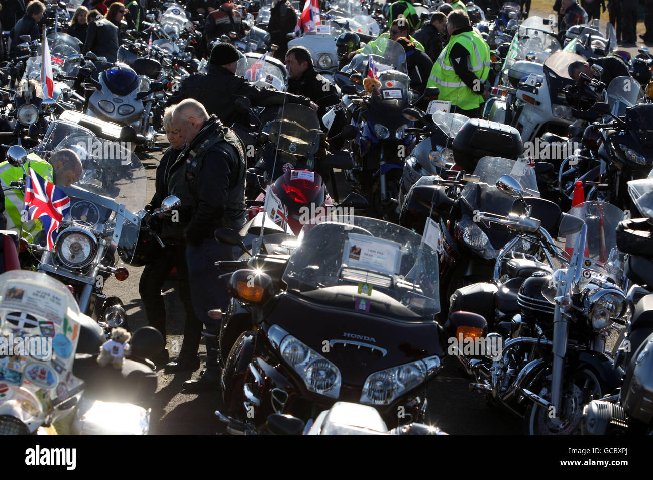 I motociclisti si preparano a partecipare a un giro in moto di massa in aiuto degli Eroi afghani, si staccano dall'Hullavington Airfield e passano attraverso Wootton Bassett, nel Wiltshire, per onorare le truppe uccise in Afghanistan. Foto Stock