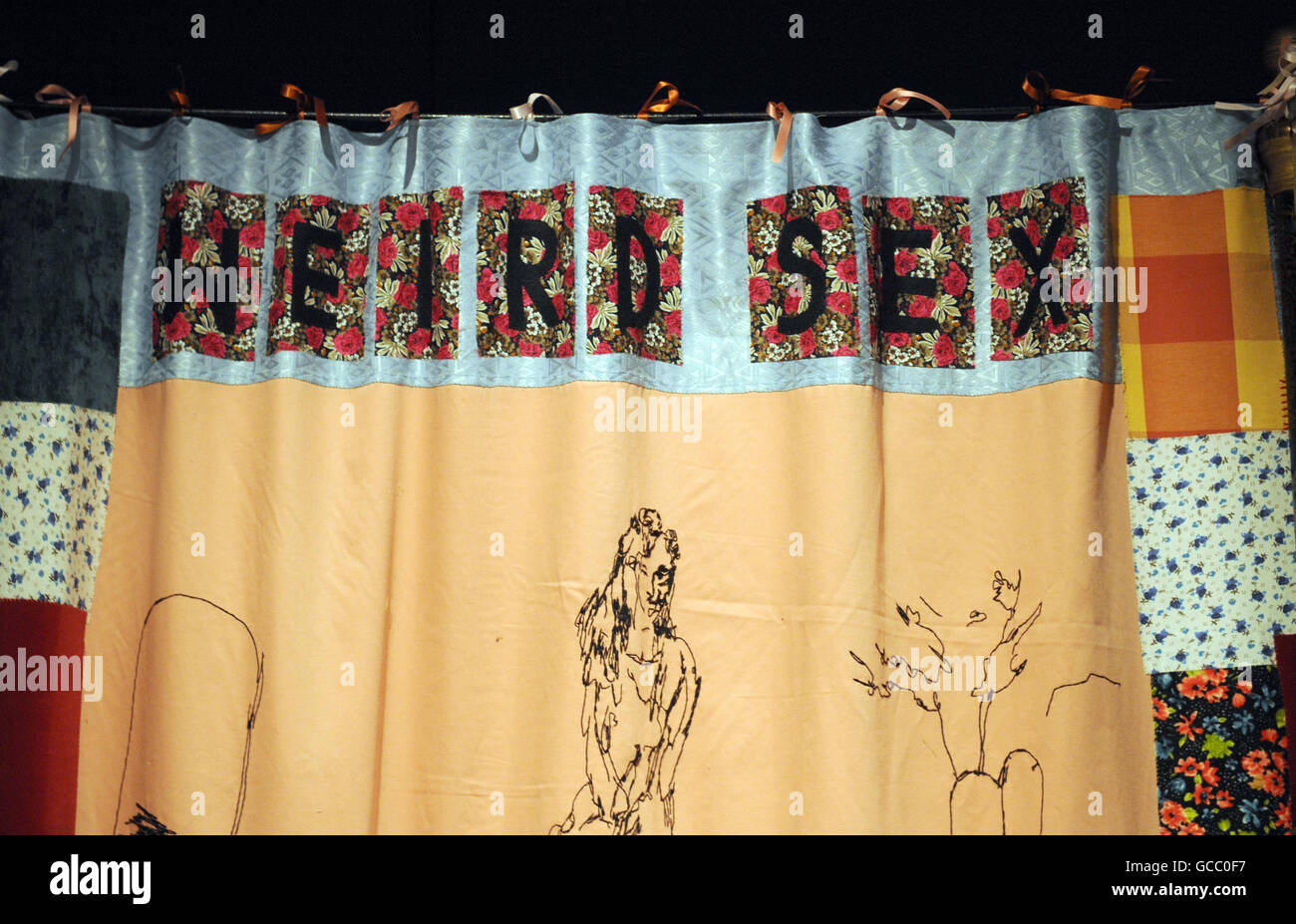 Primo piano di un'installazione dell'artista Tracey Emin intitolata To Meet My Past (2002) è esposta per la prima volta nel Regno Unito al Victoria and Albert Museum di Londra. Foto Stock