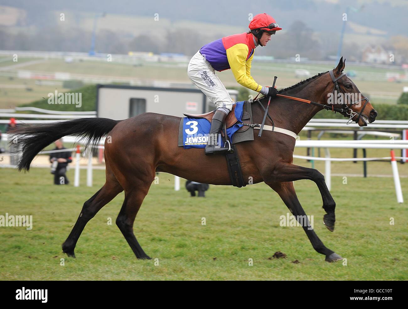 Hey Big Spender guidato da Jockey Jo Tizzard prima di The Jewson Novices' handicap Chase (in elenco) Foto Stock