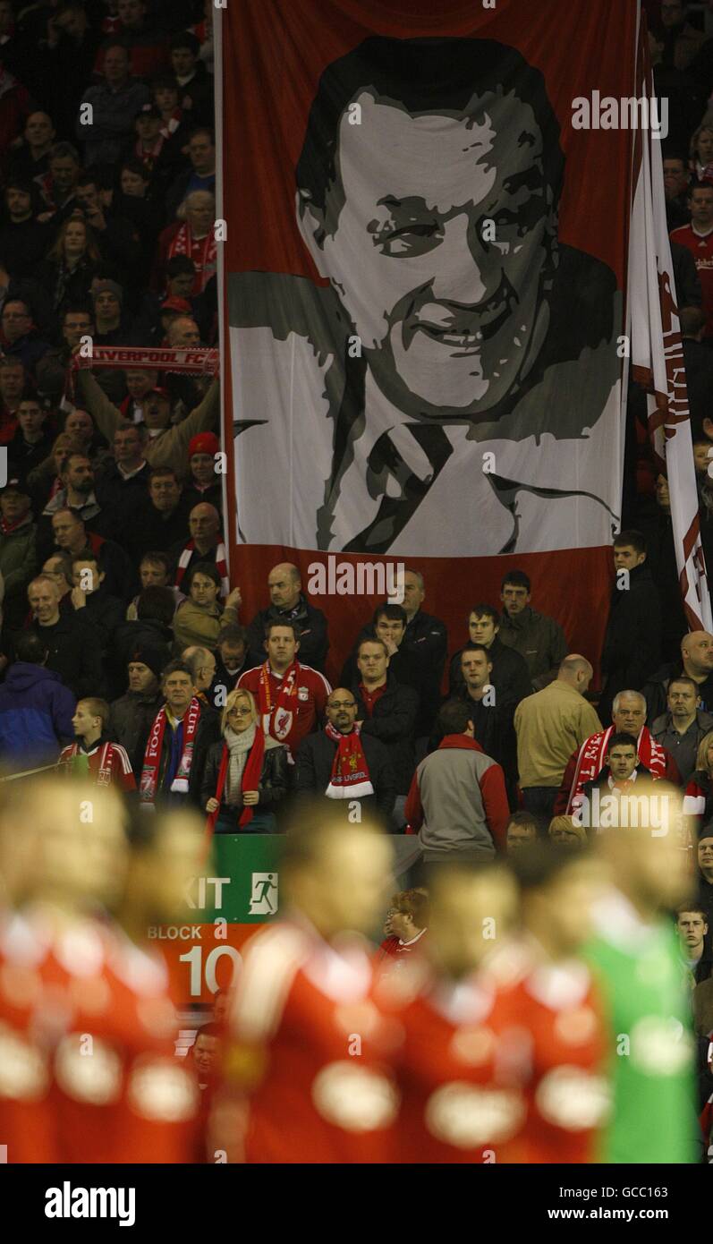 Calcio - UEFA Europa League - Round of 16 - seconda tappa - Liverpool / Lille - Anfield. I giocatori di Liverpool si allineano prima del gioco mentre i fan ondeggiano una bandiera gigante dell'ex manager Bob Paisley negli stand Foto Stock