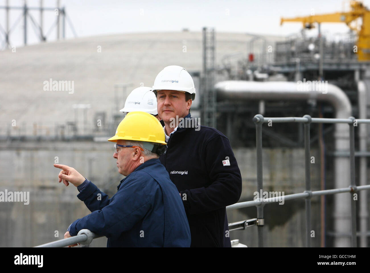 David Cameron (centro), leader del partito conservatore, è mostrato attorno al sito nazionale di GNL della rete di cereali a Grain, Kent, dal direttore del National Grid LNG, Peter Boreham, mentre il partito conservatore lancia il suo Libro verde sulla sicurezza energetica. Foto Stock