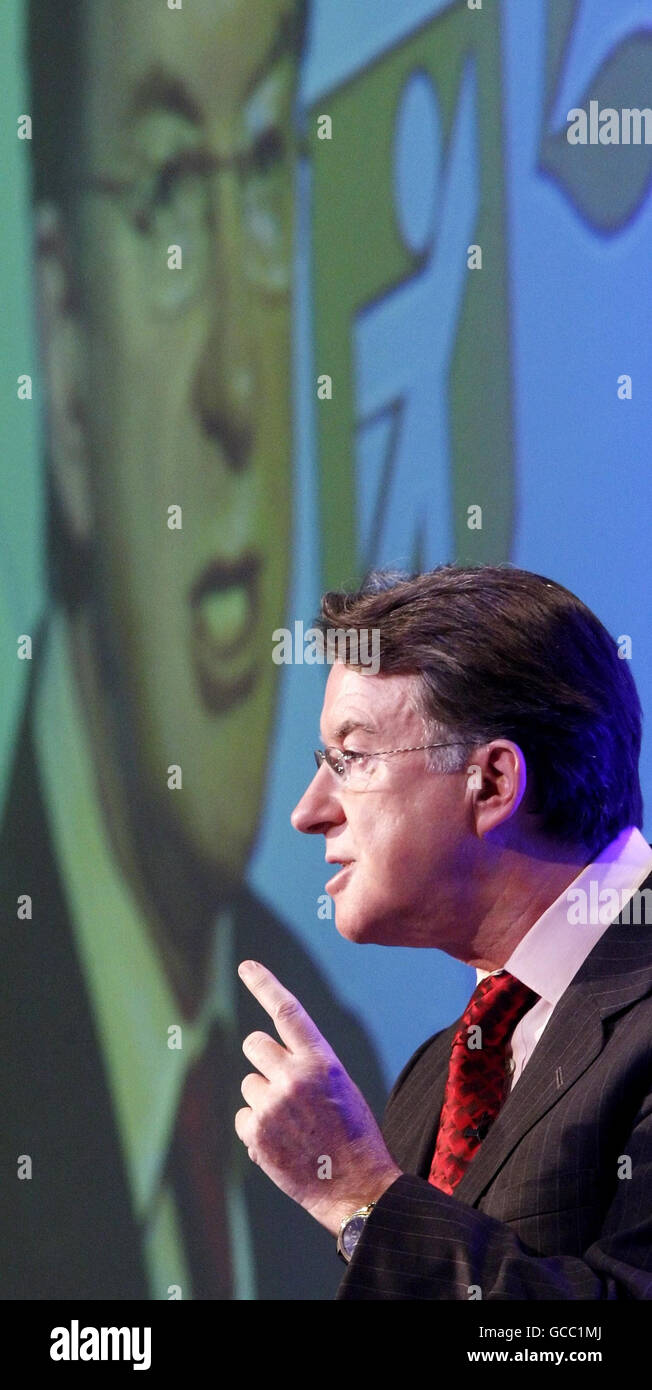 Il segretario alle imprese Lord Mandelson si rivolge alla conferenza annuale della Federazione delle piccole imprese presso il Centro Esposizioni e conferenze di Aberdeen in Scozia. Foto Stock