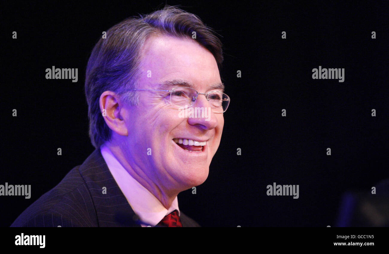 Il segretario d'affari Lord Mandelson durante la conferenza annuale della Federazione delle piccole imprese all'Aberdeen Exhibition and Conference Center in Scozia. Foto Stock
