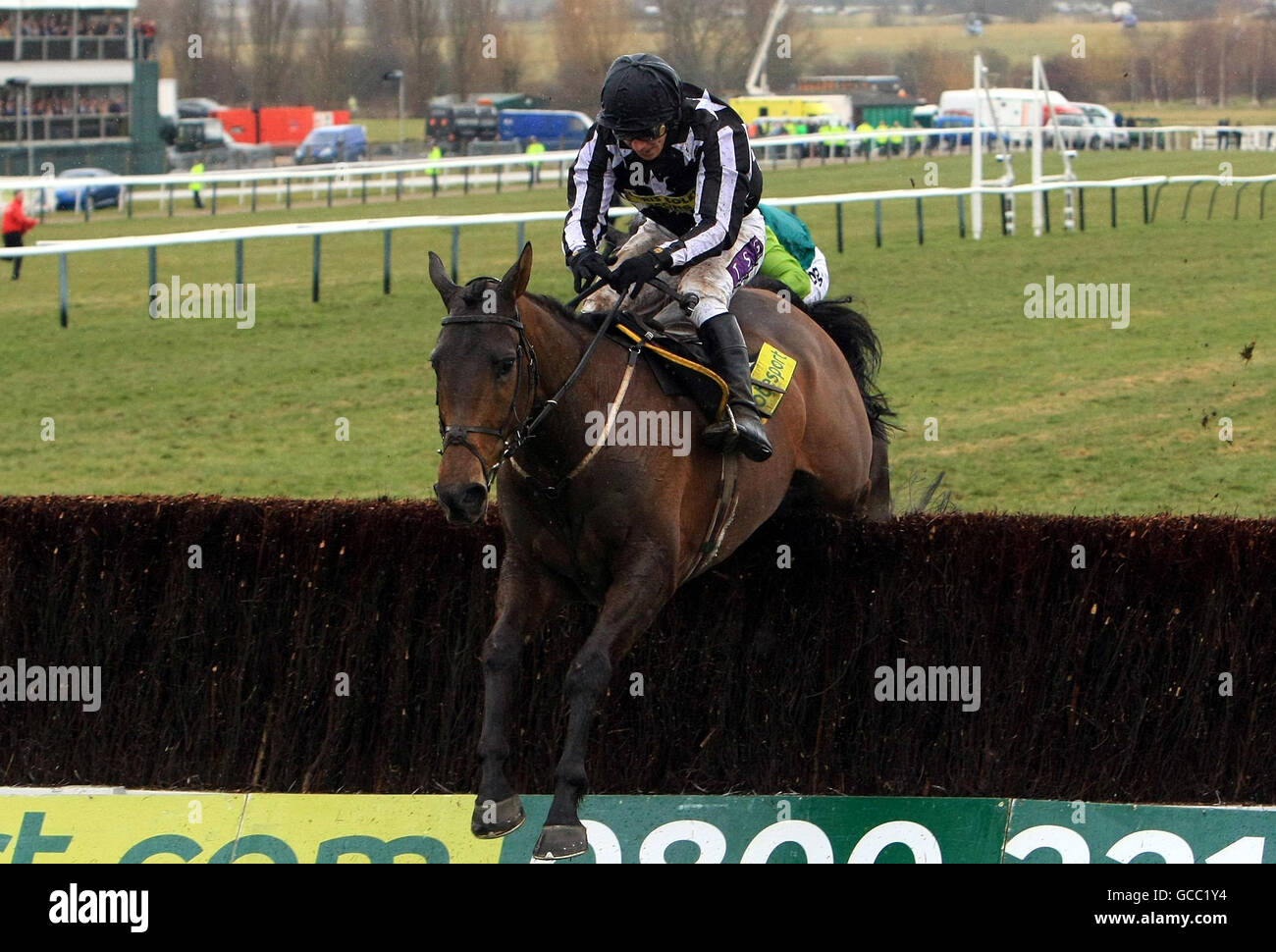 L'Imperial Commander guidato da Paddy Brennan, Denman guidato da Tony McCoy nel salto finale per vincere la totesport Cheltenham Gold Cup durante il quarto giorno del Cheltenham Festival 2010 all'ippodromo di Cheltenham. Foto Stock