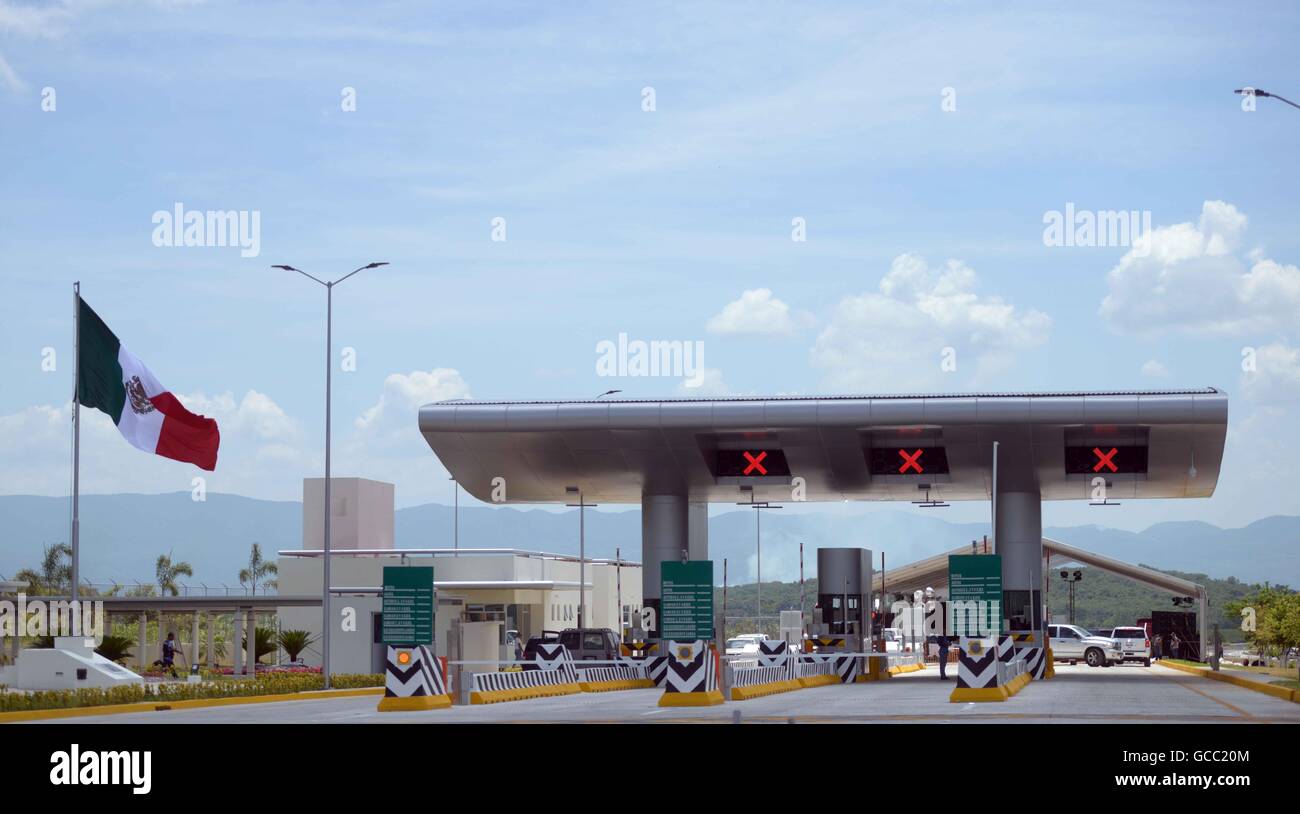 Un pedaggio plaza on il recentemente aperto l'autostrada Valles-Tamuin Luglio 6, 2016 in San Luis Potosi, Messico. Il governo ha completato 26 di 52 promesso autostrade poiché prendendo in ufficio. Foto Stock