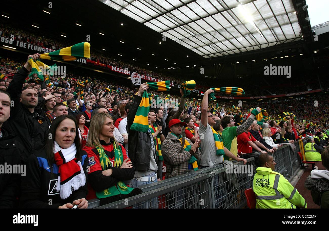 Calcio - Barclays Premier League - Manchester United / Liverpool - Old Trafford. I fan ondano sciarpe verdi e d'oro per protestare contro i proprietari dei club Foto Stock