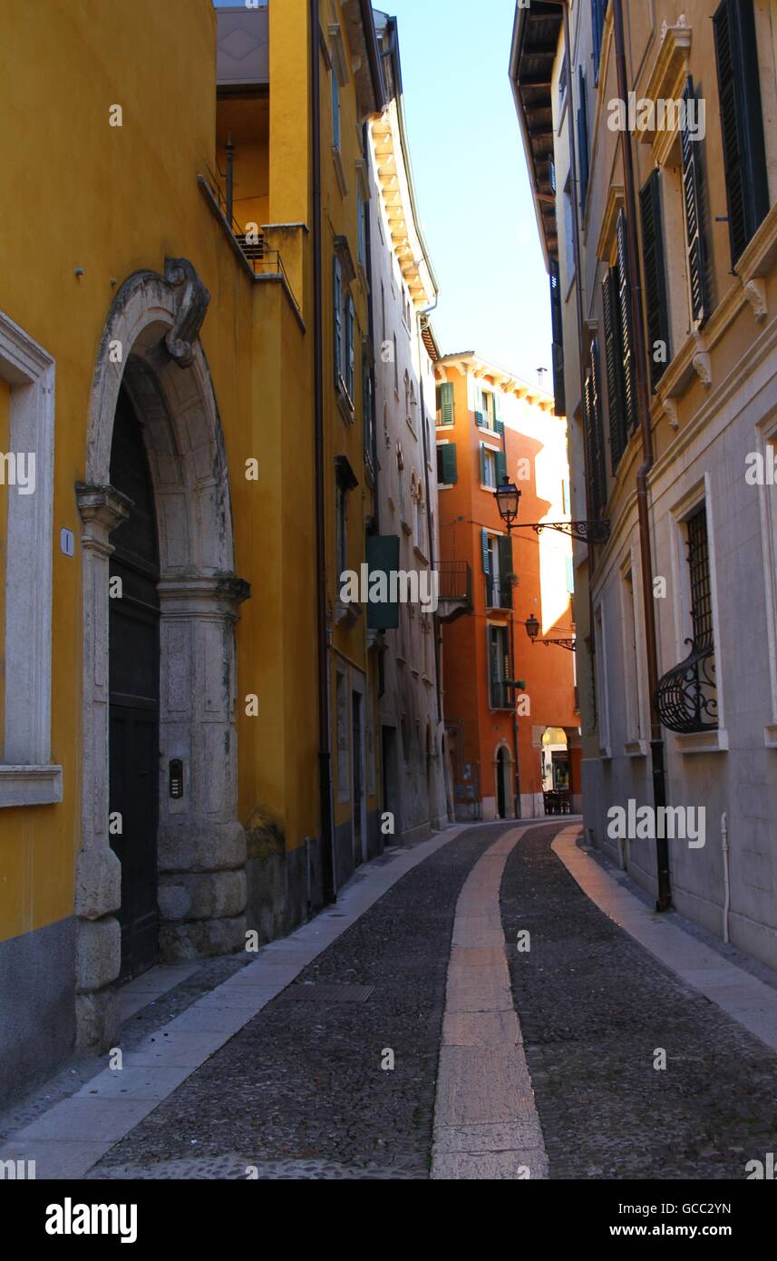 Vecchio e strada stretta a Verona. Italia Foto Stock