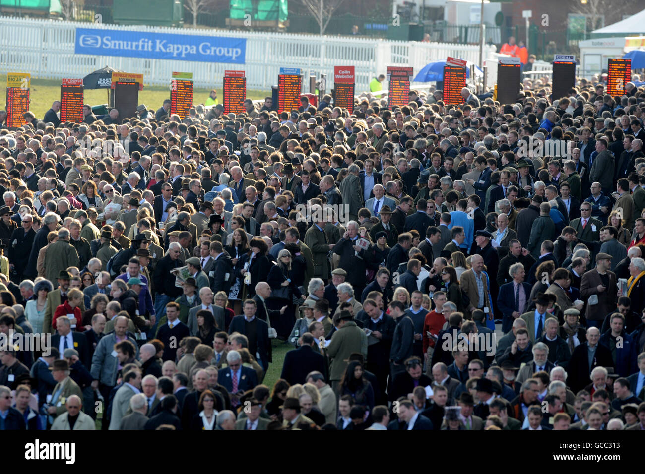 I Racegoers si mescolano davanti agli stand dei bookmaker a Cheltenham Foto Stock