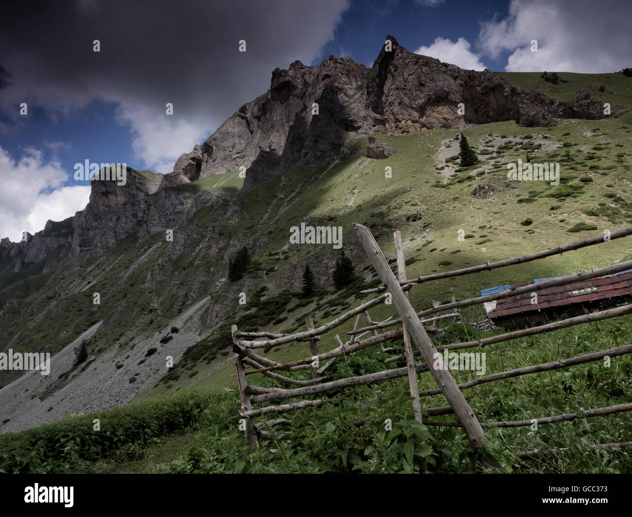 Ovile con staccionata in legno nei pressi di Gorna Leshnica, Shara mountain, Macedonia Foto Stock