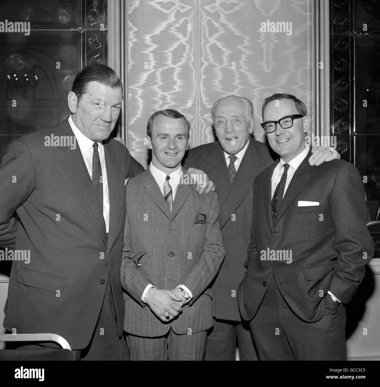 John McCluskey di Hamilton, il campione britannico di pesi volanti, con due ex ring star britanniche, Tommy Farr, a sinistra, e Ted 'Kid' Lewis, seconda a destra, dopo aver ricevuto il premio miglior boxer giovane del 1967 dal commentatore Harry Carpenter, a destra, al Cafe Royal, Londra. Foto Stock