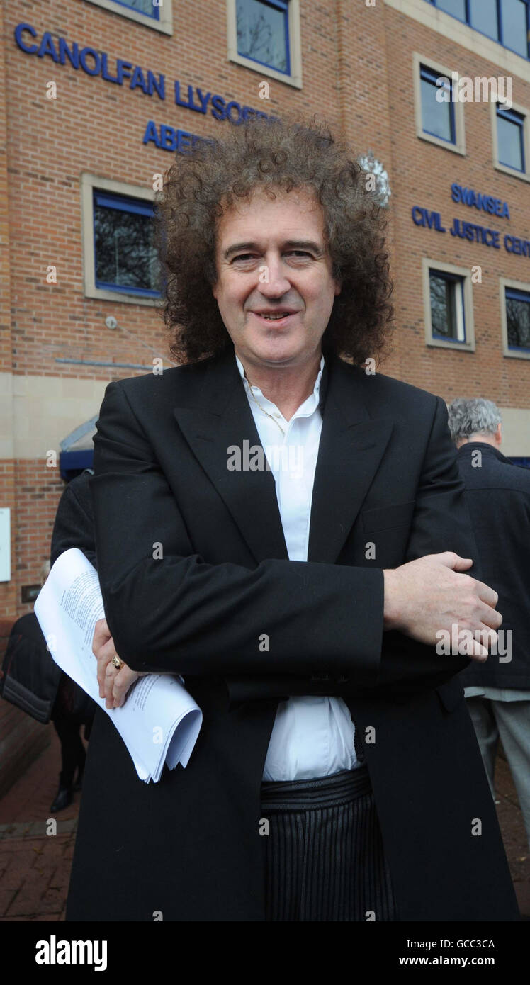 Brian May durante una pausa nella revisione giudiziaria sull'abbattimento dei tassi in corso a Swansea. Foto Stock