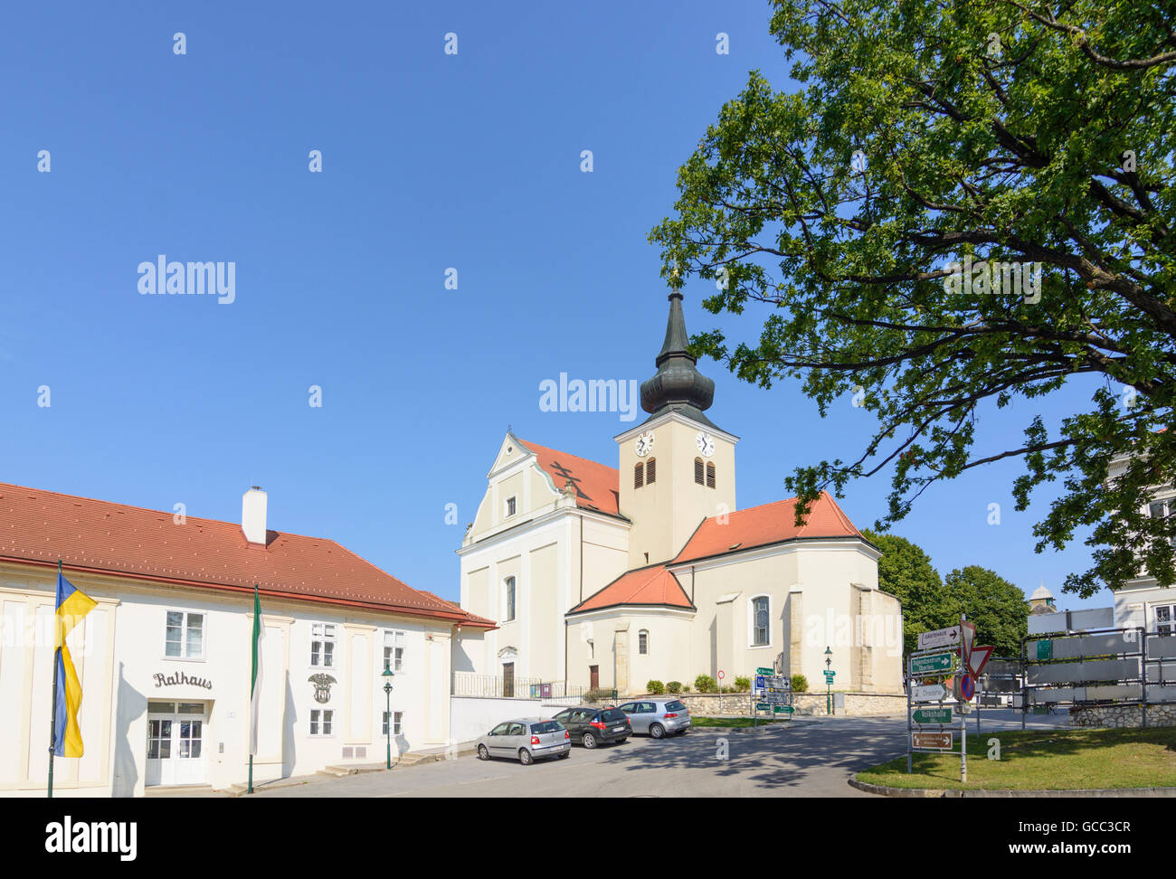 Ernstbrunn piazza del mercato, chiesa, municipio Austria Niederösterreich, Austria inferiore Weinviertel Foto Stock