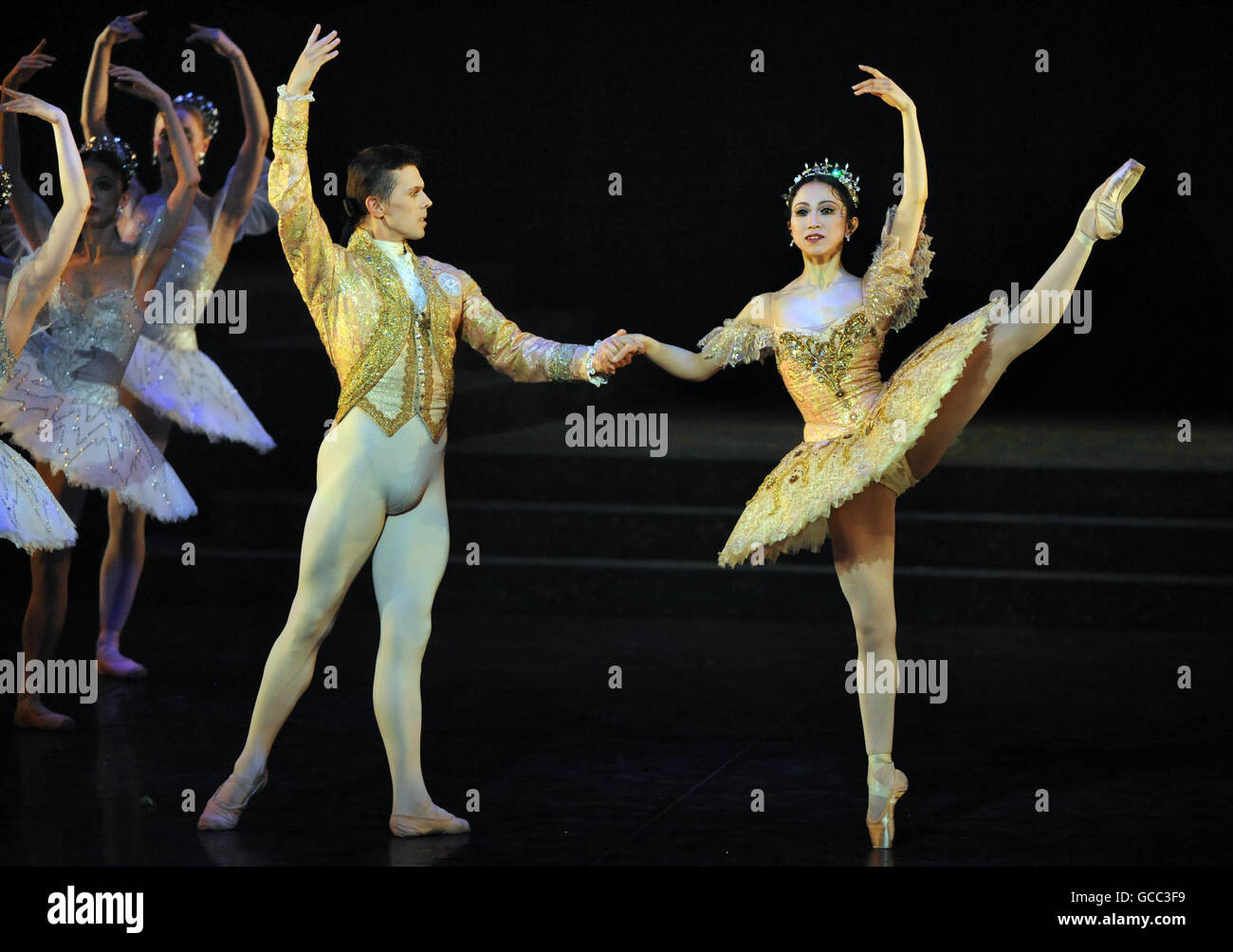 Cenerentola (Erina Takahashi) e il Principe (Dmitri Gruzdyev) ballano durante le scene finali in una produzione di Cenerentola del Balletto Nazionale Inglese all'Ippodromo di Bristol. Foto Stock