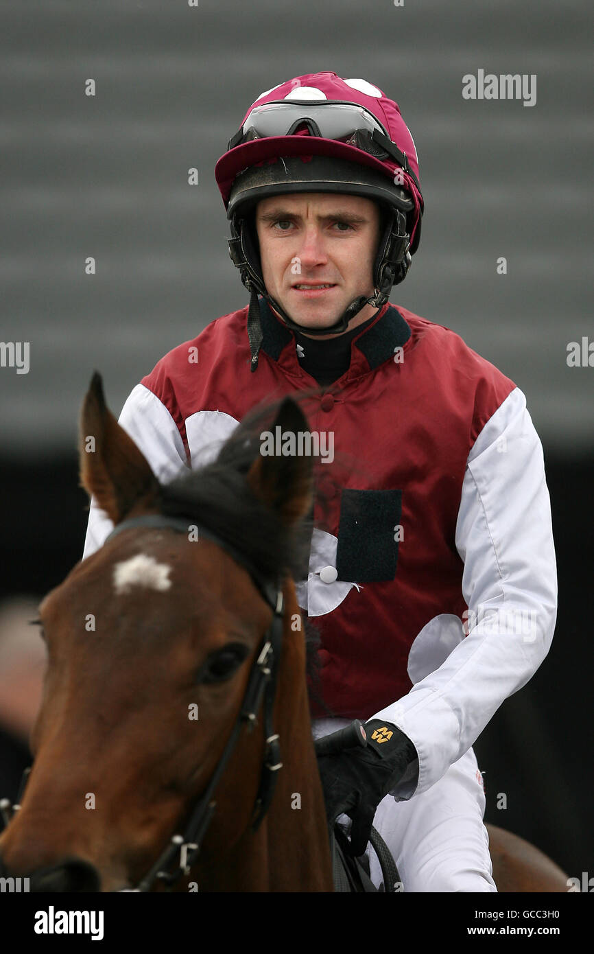 Corse ippiche - Ippodromo di Southwell. Jockey Tom Eaves su Desert Fairy prima del Betdaq.co.uk mediano Auction Maiden Stakes Foto Stock