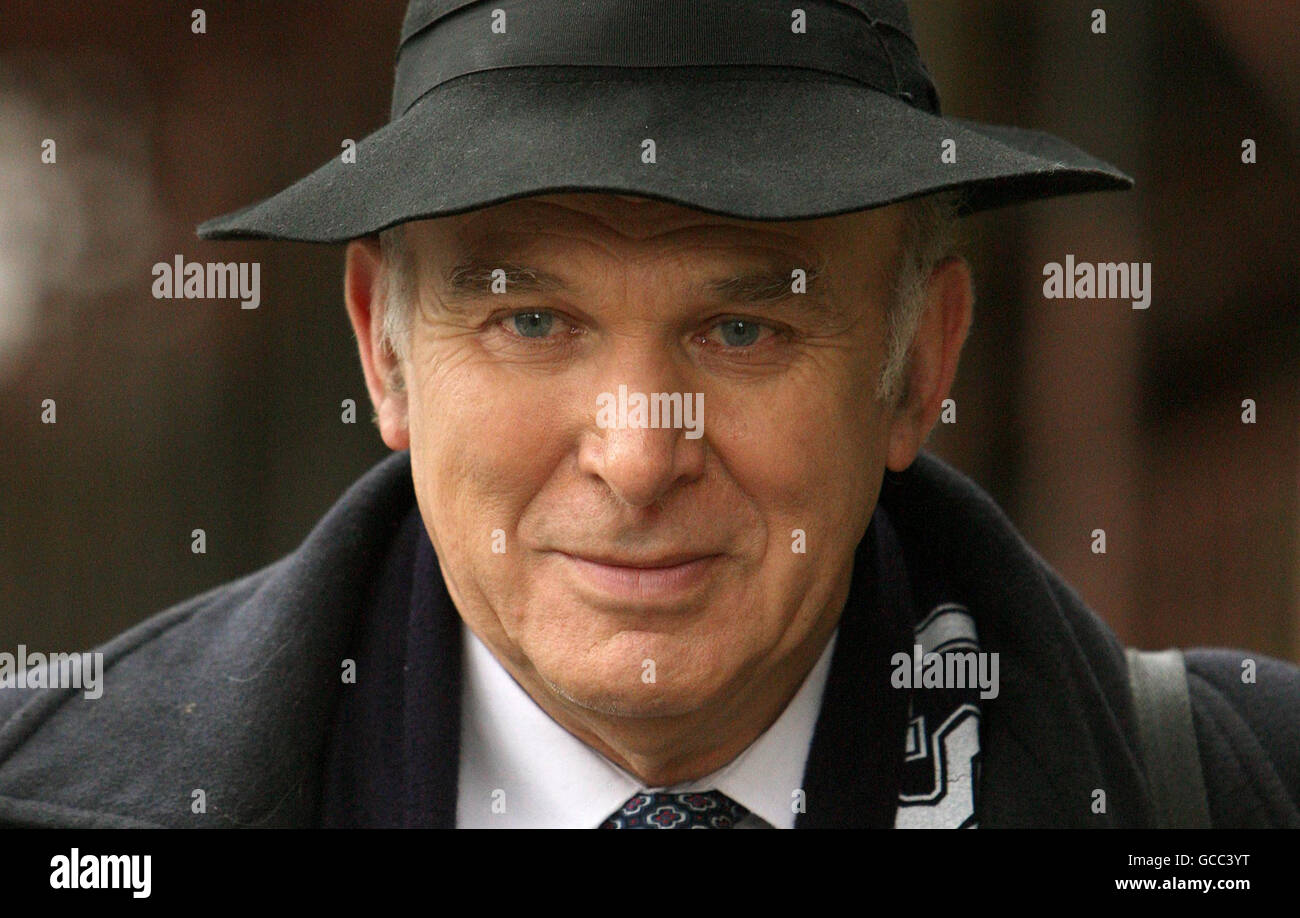 Il portavoce del Tesoro liberal-democratico vince Cable lascia gli studi televisivi a Westminster, Londra, dopo che il Cancelliere Alistair Darling ha difeso il rimandare le decisioni difficili sul deficit e ha negato di nascondere un aumento delle tasse per milioni con il suo discorso sul budget. Foto Stock