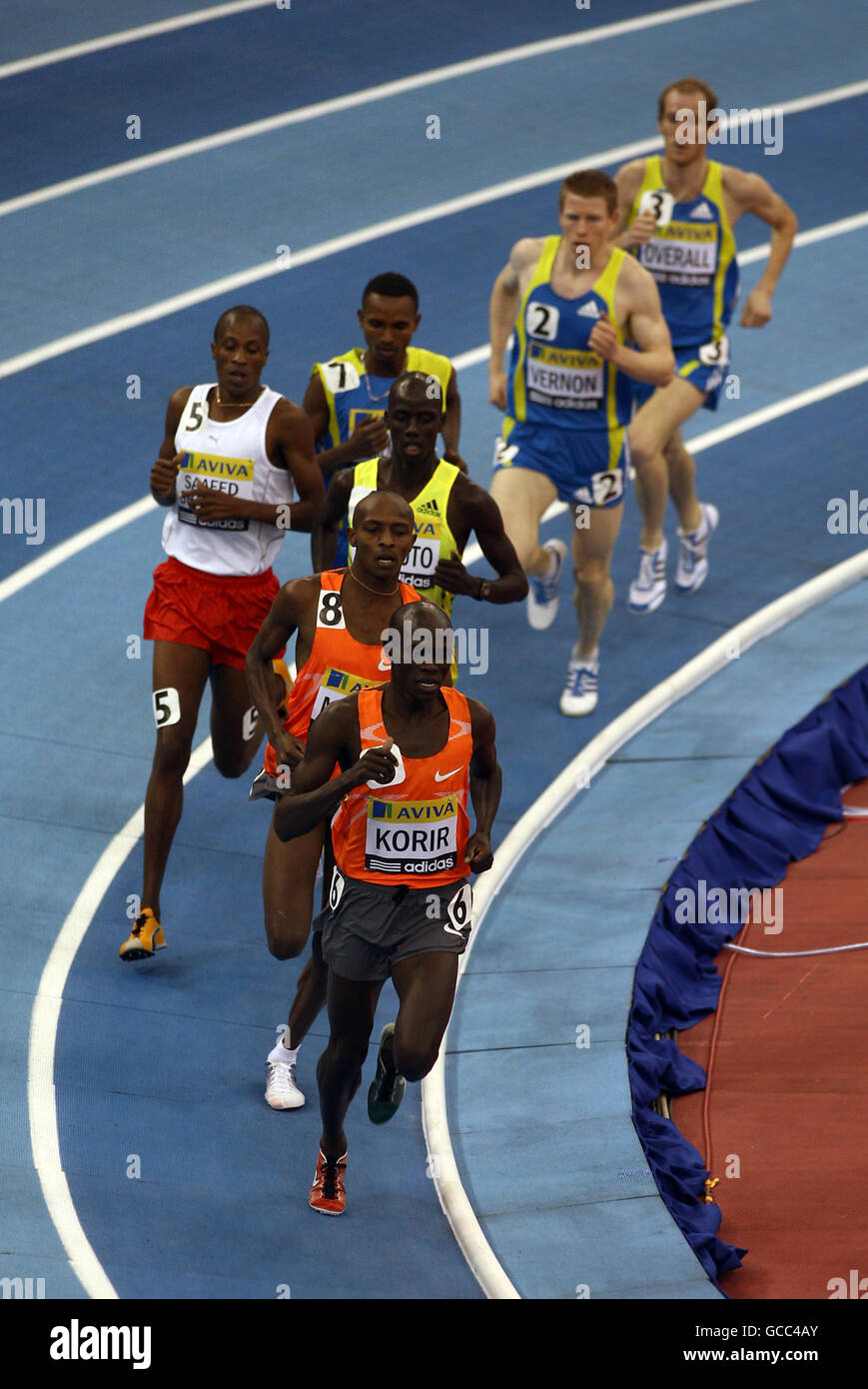 Kenia Shedrack Korir guida il connazionale Sammy Mutahi e l'altro concorrenti dietro l'angolo durante i 3000m uomini Foto Stock