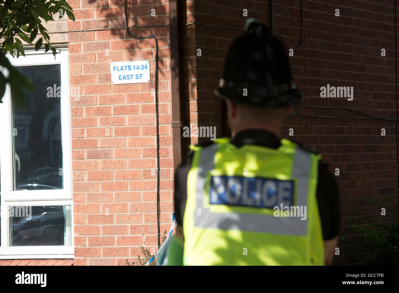 Long Eaton, Regno Unito. 8 Luglio, 2016. Una donna è stata arrestata dopo un corpo è stato trovato in un blocco di appartamenti a East Street, Long Eaton, Derby. Credito: Byron Kirk/Alamy Live News Foto Stock