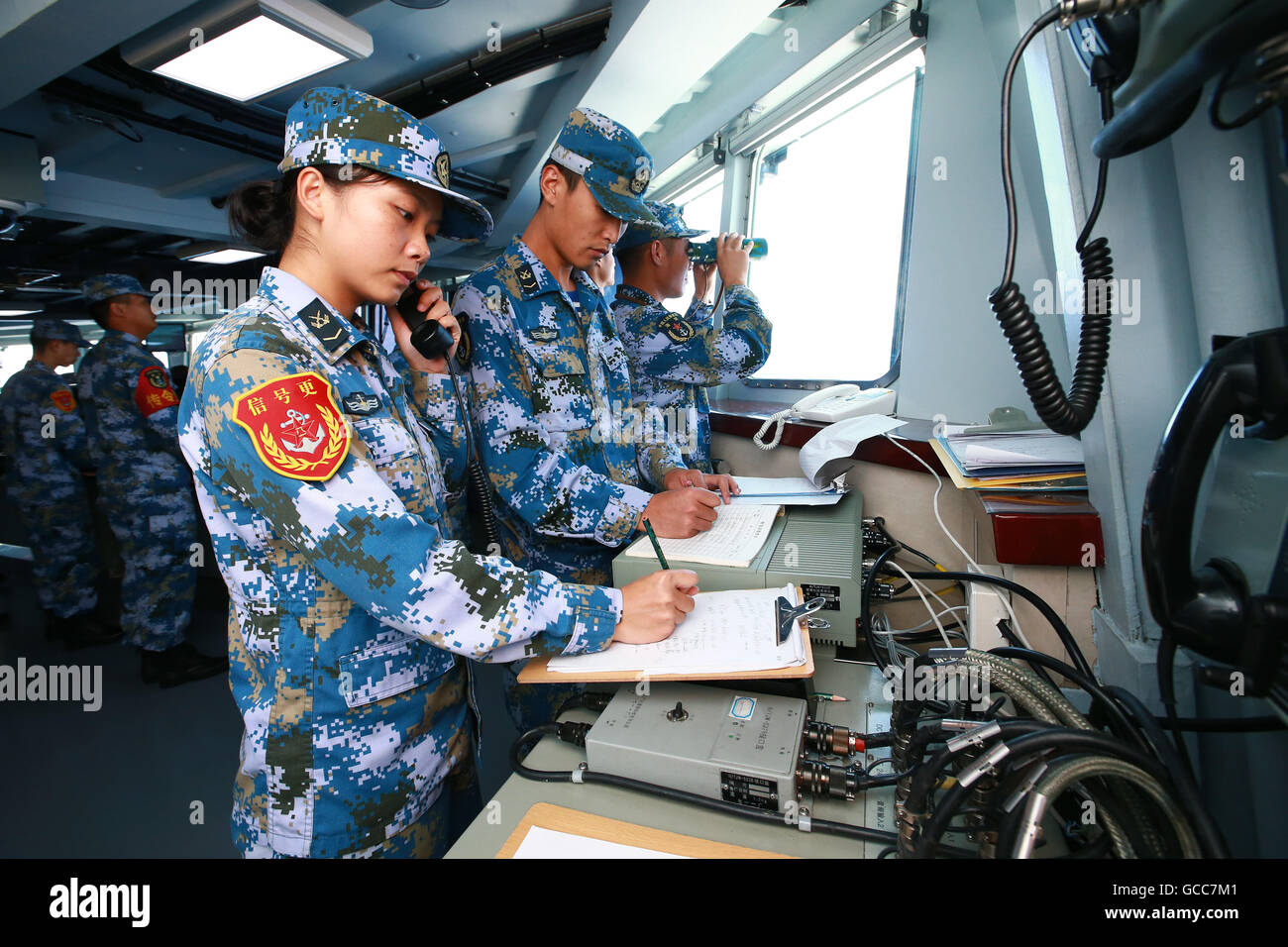 (160709) -- SANYA, Luglio 9, 2016 (Xinhua) -- soldati trasmettere istruzioni sul missile distruttore di Hefei durante un esercizio militare nella zona di acqua vicino a sud della Cina di Hainan Island e le isole Xisha, Luglio 8, 2016. Marina militare cinese ha condotto una lotta annuale di praticare in acqua area vicino a sud della Cina di Hainan Island e le isole Xisha venerdì. (Xinhua/Zha Chunming) (yxb) Foto Stock