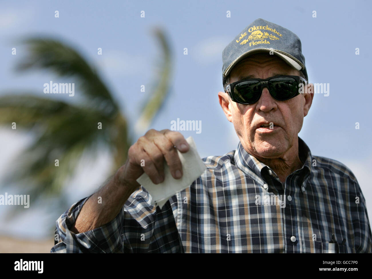 Florida, Stati Uniti d'America. 8 Luglio, 2016. Wayne Nelson di Okeechobee parla di lago Okeechobee e il danno fatto alla Herbert Hoover diga dall'uragano Wilma. Porzioni di Herbert Hoover diga sud di Pahokee sono stati lavati via dalla azione di onda durante l uragano Wilma su 30 Ottobre 2005. © Allen Eyestone/Palm Beach post/ZUMA filo/Alamy Live News Foto Stock