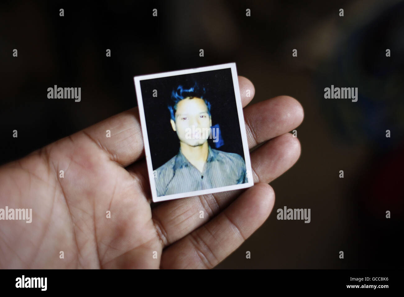 Dacca in Bangladesh. 8 Luglio, 2016. Un uomo mostra un ritratto di Jakir Hossain Shaon a Dhaka Medical College Hospital, a Dhaka, nel Bangladesh, Luglio 8, 2016. Shaon era detenuto in un stato insanguinato durante il Lug 1 Gulshan cafe attacco, è morto nel reparto di terapia intensiva a Dhaka Medical College Hospital (DMCH). Il 22-anno-vecchio, sotto trattamento per una settimana, è stato spostato all'ICU dalla casualty ward il venerdì a mezzogiorno dopo la sua condizione deteriorata, DMCH avamposto di polizia di ASI Sentu Chandra Das ha detto. Il suo dolore di padre Abdus Sattar ha detto a 'Shaon non è più. Essi stanno prendendo lui all'obitorio.'' Foto Stock