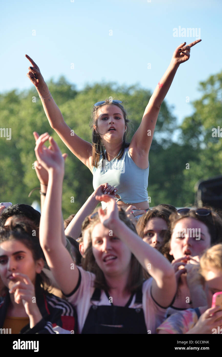 Finsbury Park, London, Regno Unito. 8 luglio 2016. La folla guarda il 1975 al Festival Wireless. Foto Stock