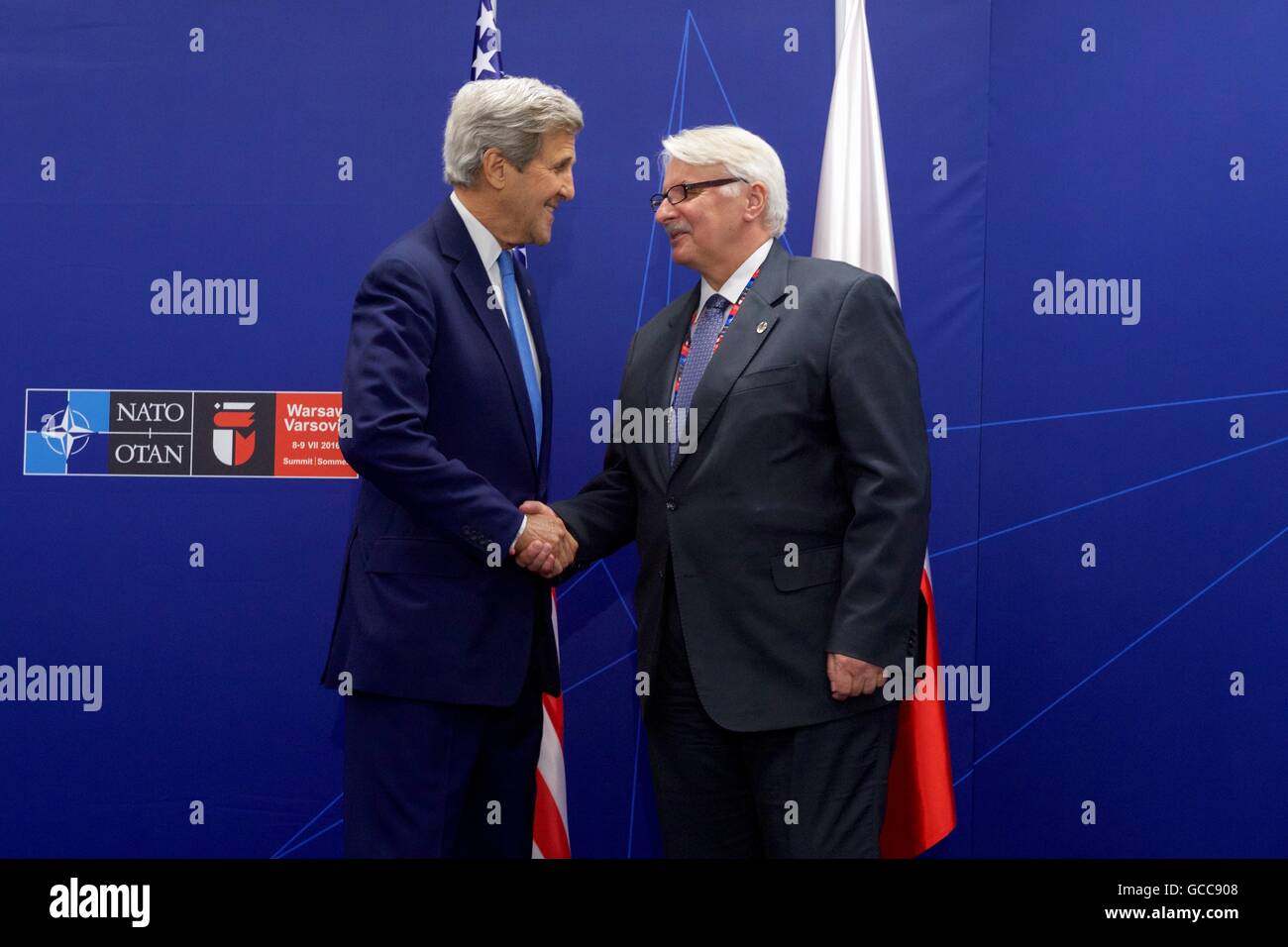 U.S il Segretario di Stato John Kerry scuote le mani con il Ministro degli esteri polacco Witold Waszczykowski prima del loro incontro bilaterale a margine del Vertice NATO incontro presso lo Stadio Nazionale di Luglio 8, 2016 a Varsavia in Polonia. Foto Stock