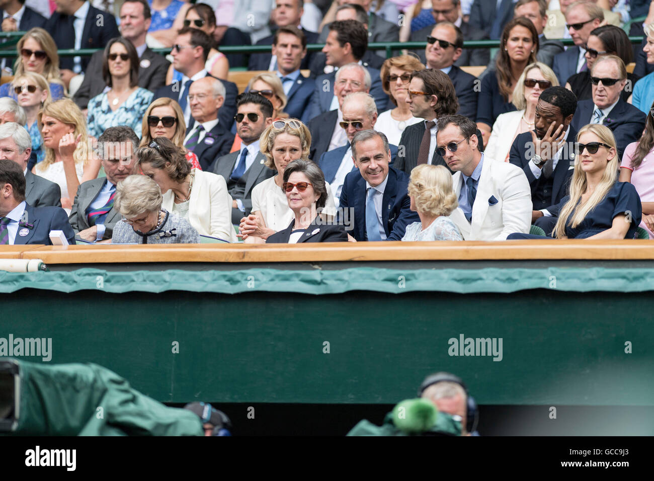 Londra, Regno Unito. 8 Luglio, 2016. Il torneo di Wimbledon Tennis Championships 2016 tenutosi presso il All England Lawn Tennis e Croquet Club di Londra, Inghilterra, Regno Unito. Milos Raonic (CAN) [6] v Roger Federer 9SUI) [3]. Uomini semi finali, Centre Court. Credito: Duncan Grove/Alamy Live News Foto Stock