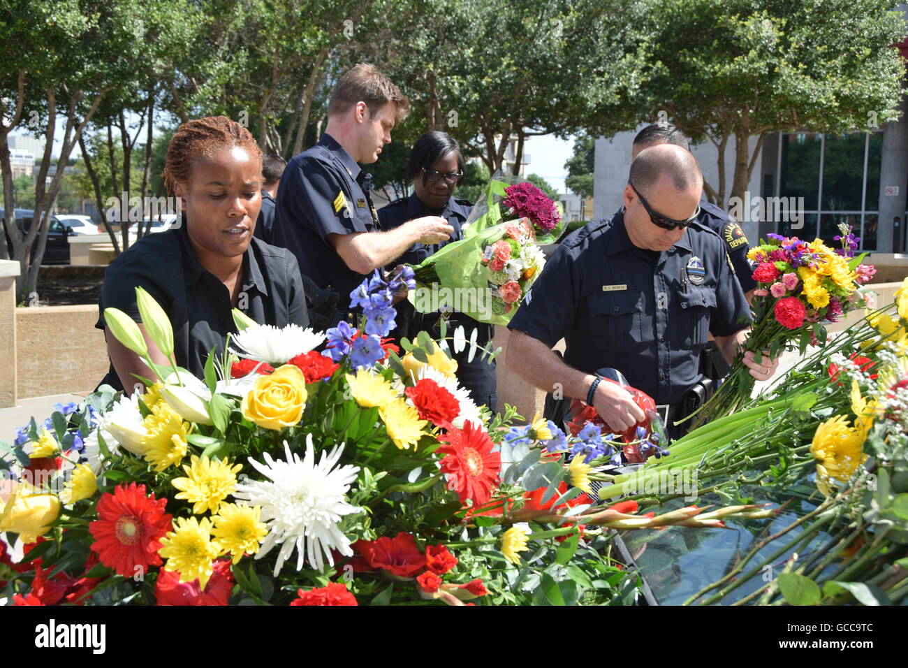 Dallas, Texas, Stati Uniti d'America. 8 Luglio, 2016. Dallas funzionari di polizia poco prima di mezzogiorno del 8 luglio 2016 decorare un auto della polizia al di fuori di Dallas questura con fiori donati dalla polizia e un locale Sam's Club store. Credito: Hum Immagini/Alamy Live News Foto Stock