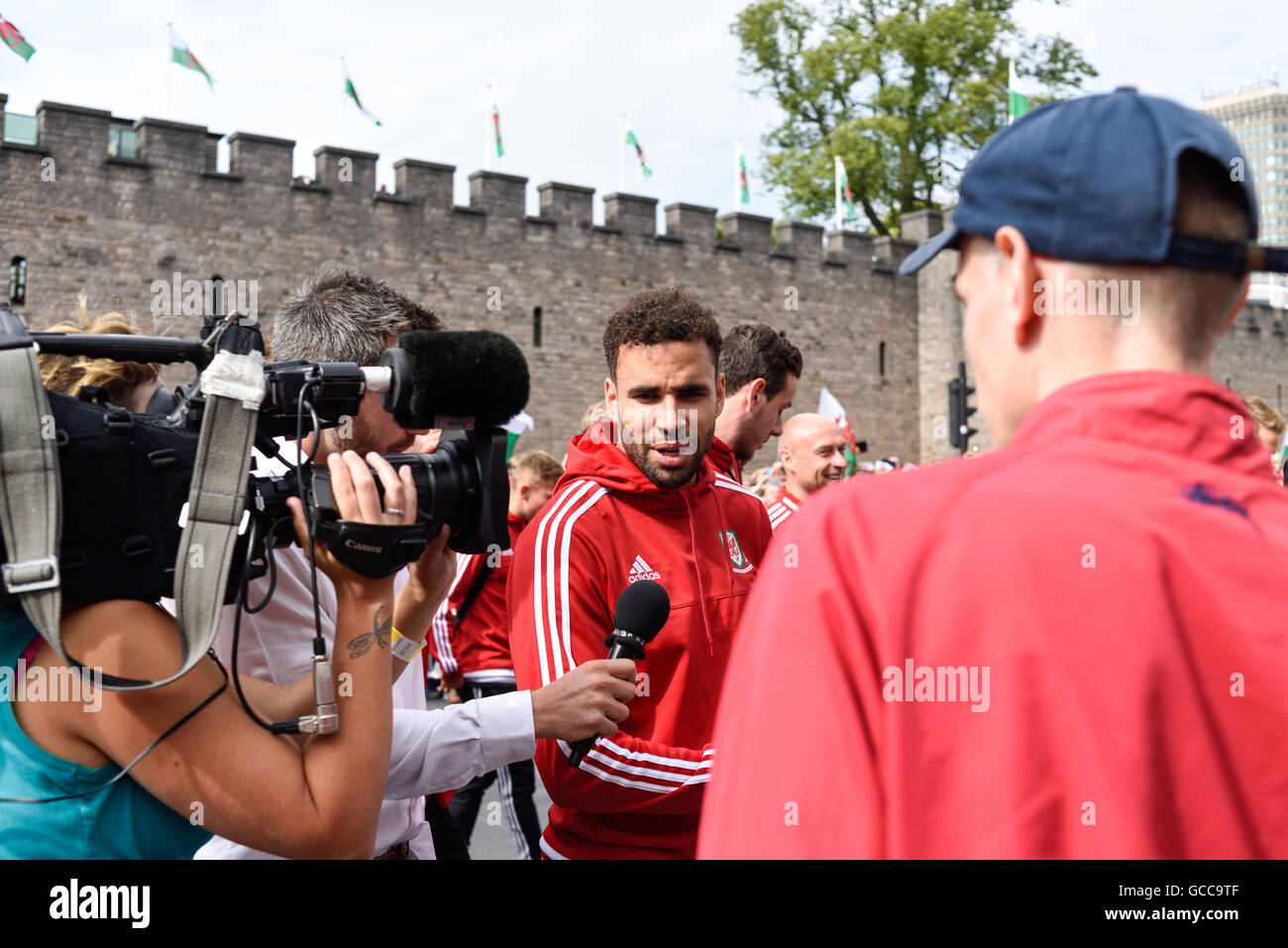 Cardiff, Regno Unito,08 Luglio 2016.Il Galles squadra di gioco del calcio hanno ricevuto un heroes" Benvenuti in Cardiff dopo la loro storica esecuzione a Euro 2016.Migliaia rivestite le strade della città dal Castello lungo tutto il percorso della parata a Cardiff City football Stadium. Credito: Ian Francesco/Alamy Live News Foto Stock Cardiff, Regno Unito,08 Luglio 2016.Il Galles squadra di gioco del calcio hanno ricevuto un heroes" Benvenuti in Cardiff dopo la loro storica esecuzione a Euro 2016.Migliaia rivestite le strade della città dal Castello lungo tutto il percorso della parata a Cardiff City football Stadium. Credito: Ian Francesco/Alamy Live News Foto Stock