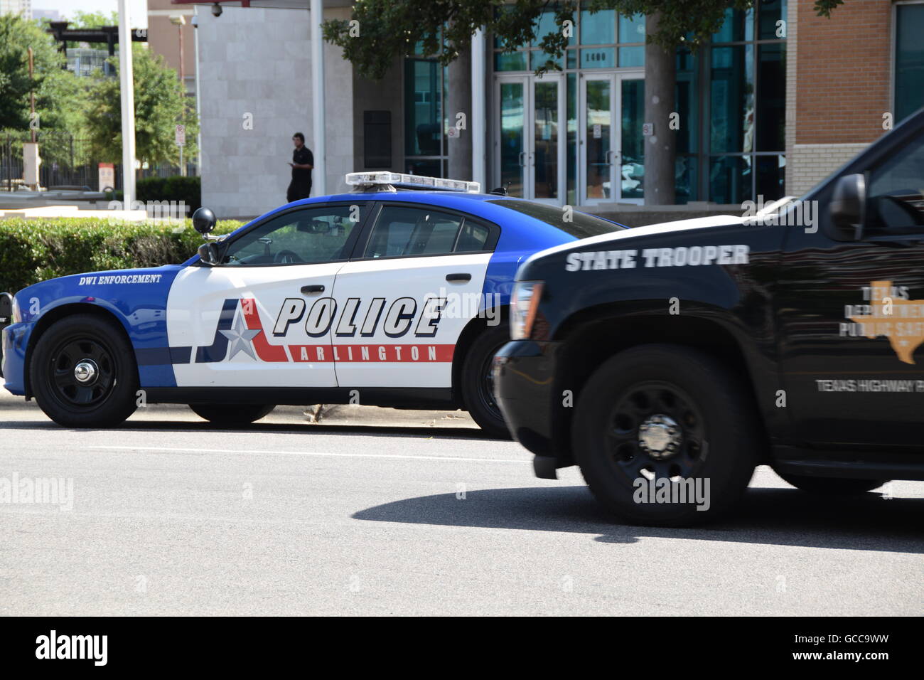 Dallas, Texas, Stati Uniti d'America. 8 Luglio, 2016. Auto della Polizia oustide Dallas Questura di altre giurisdizioni su luglio 8th, 2016 Credit: Hum Immagini/Alamy Live News Foto Stock