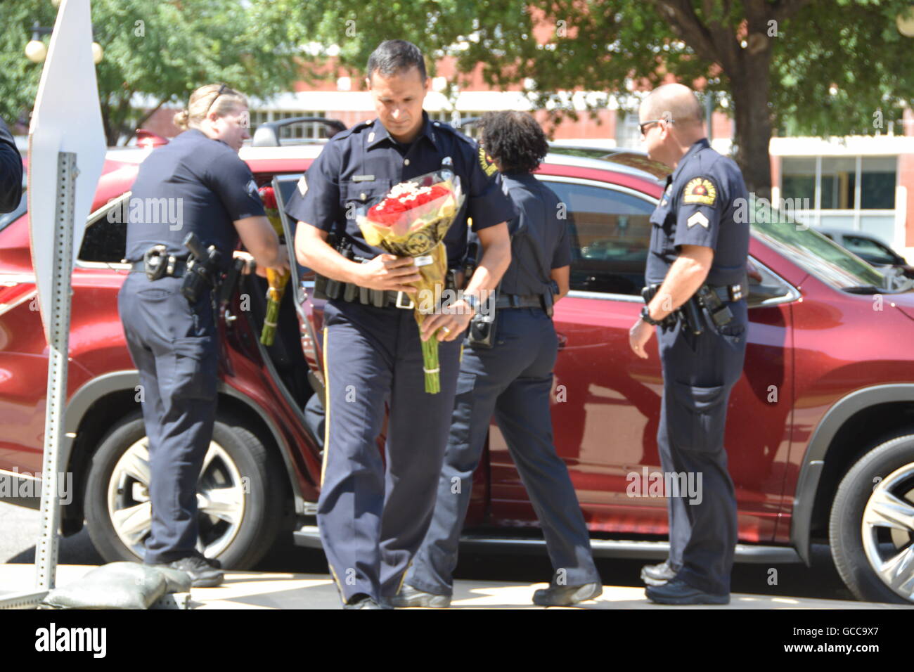 Dallas, Texas, Stati Uniti d'America. 8 Luglio, 2016. Dallas funzionari di polizia poco prima di mezzogiorno del 8 luglio 2016 decorare un auto della polizia al di fuori di Dallas questura con fiori donati dalla polizia e un locale Sam's Club store. Credito: Hum Immagini/Alamy Live News Foto Stock