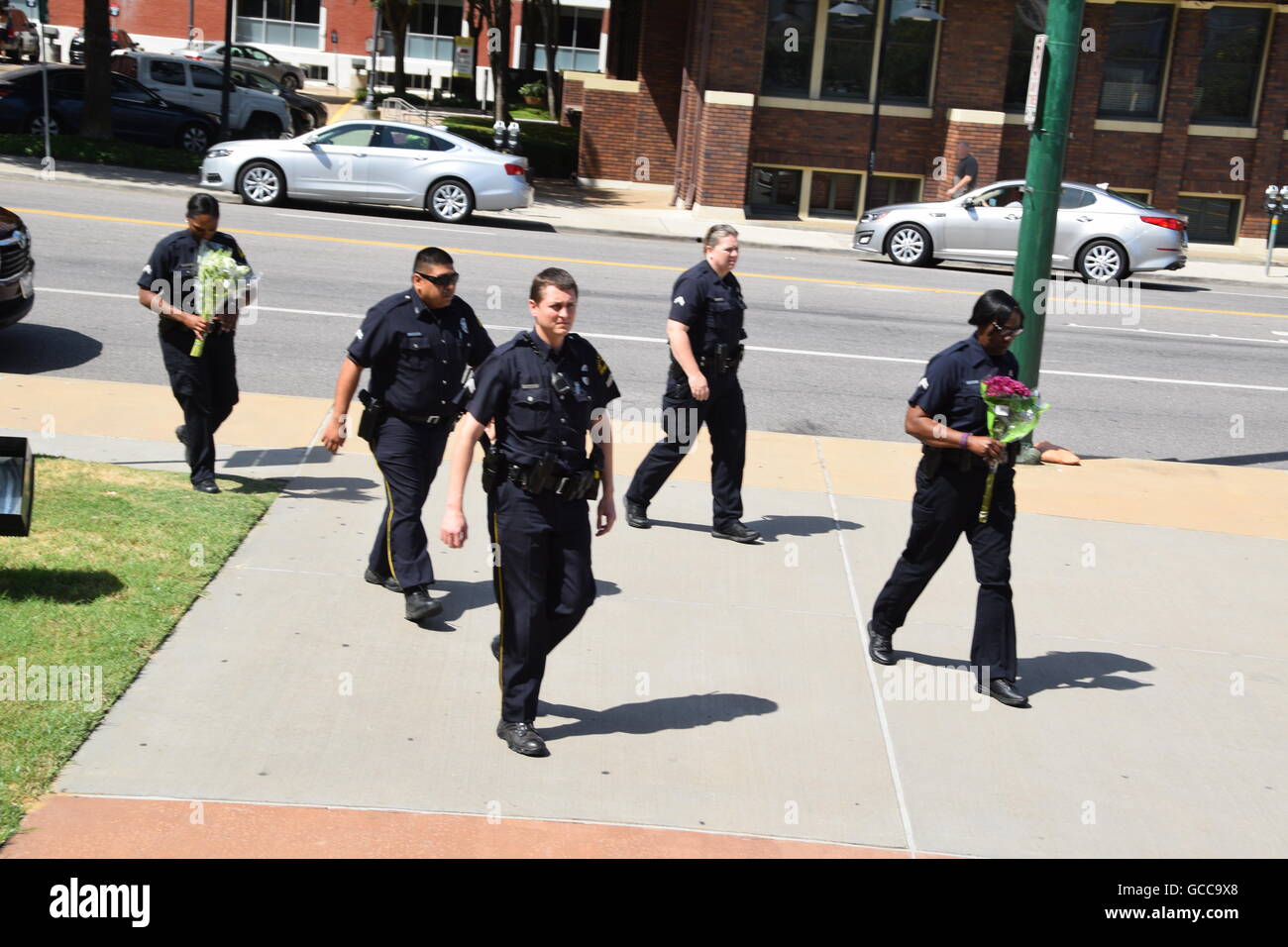 Dallas, Texas, Stati Uniti d'America. 8 Luglio, 2016. Dallas funzionari di polizia poco prima di mezzogiorno del 8 luglio 2016 decorare un auto della polizia al di fuori di Dallas questura con fiori donati dalla polizia e un locale Sam's Club store. Credito: Hum Immagini/Alamy Live News Foto Stock