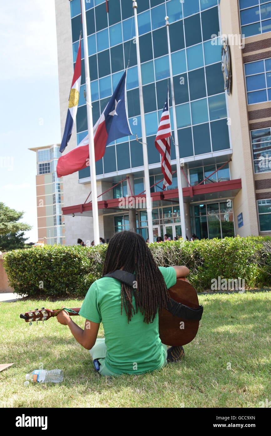 Dallas, Texas, Stati Uniti d'America. 8 Luglio, 2016. Yvette Gbalazeh, auto-proclamato "singola comunità' attivista visite Dallas Questura dove ella farà suonare la chitarra per Dallas' eroi caduti. Credito: Hum Immagini/Alamy Live News Foto Stock